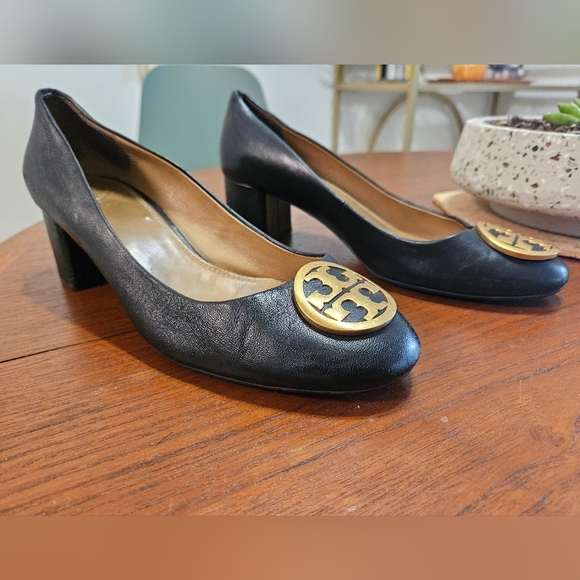 Tory Burch Women's Chelsea Black Block-Heel Pumps w/ Gold Logo Accent, Size 8.5 - Picture 1 of 7